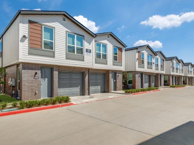 3 BR, 2 BA Apartment 10030 Garland Road Unit 2205, Dallas, TX 75218