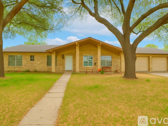 3 BR, 2 BA Apartment 1010 Country Oaks Dr, Luling, TX 78648