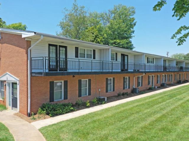 3 BR, 2 BA Apartment 1010 Oak Grove Rd Unit 3 beds, 2 baths, $1400, Winston Salem, NC 27103