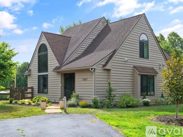 3 BR, 2 BA Apartment 1067 Highlands Drive, Unit 1, Charlottesville, VA 22901