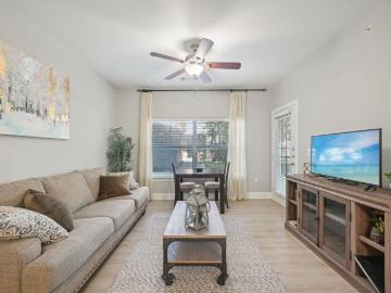 3 BR, 2 BA Apartment 11911 Greenville Avenue Unit 2105, Dallas, TX 75243