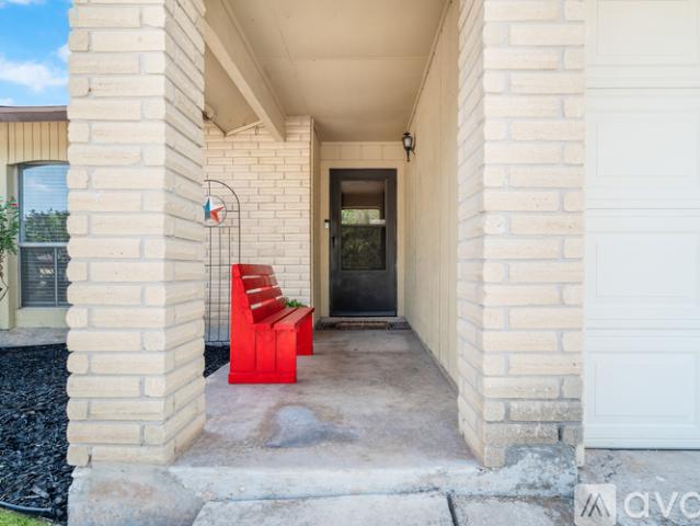 3 BR, 2 BA Apartment 123 N Meadow St, Converse, TX 78109