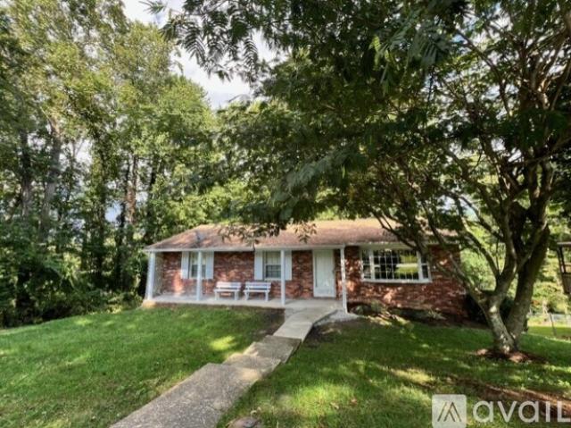 3 BR, 2 BA Apartment 1210 Pinebrook Cir, Hendersonville, NC 28739
