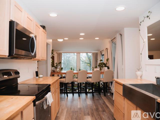 3 BR, 2 BA Apartment 12330 Southwest 60th Avenue, Portland, OR 97219