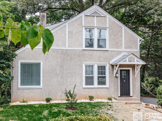 3 BR, 2 BA Apartment 126 Maywood Ln, Charlottesville, VA 22903