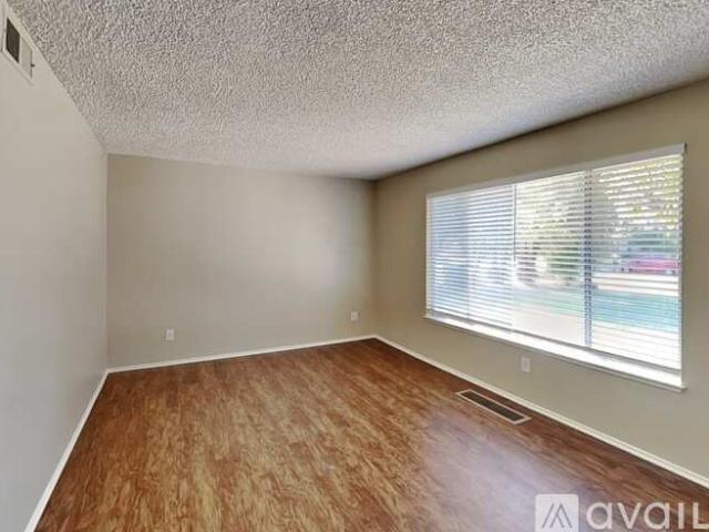 3 BR, 2 BA Apartment 12927 South Saginaw Avenue, Chicago, IL 60633