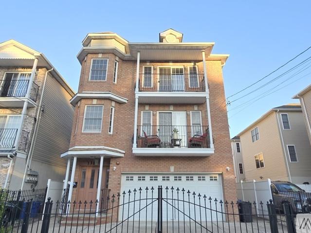 3 BR, 2 BA Apartment 131 Bellair Pl, Unit 3, Newark, NJ 07104