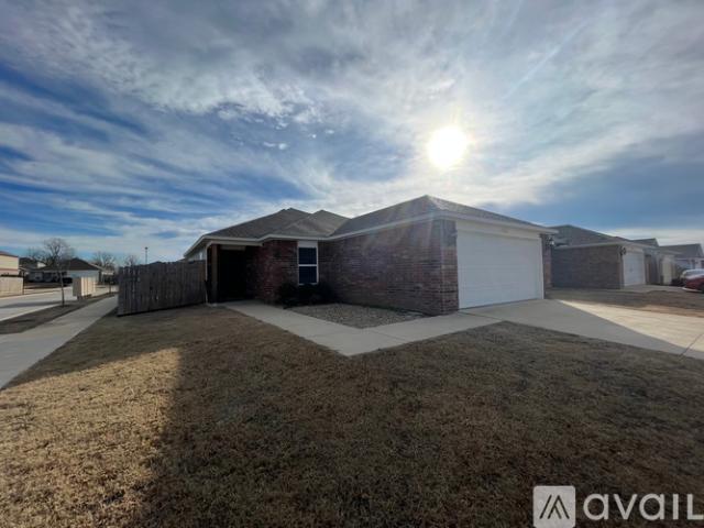 3 BR, 2 BA Apartment 1322 S Scissortail Ln, Fayetteville, AR 72701