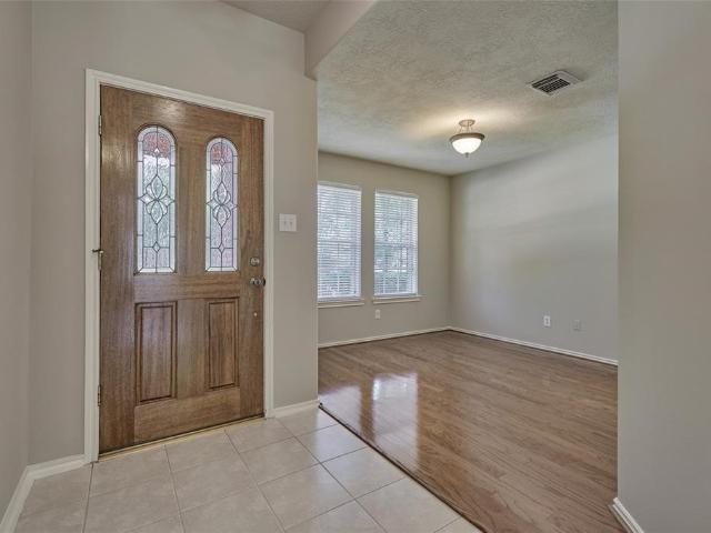 3 BR, 2 BA Apartment 135 North Wynnoak Circle, The Woodlands, TX 77382
