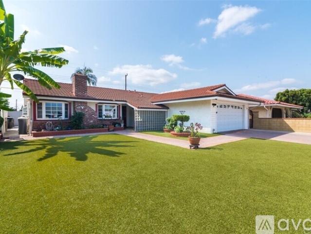 3 BR, 2 BA Apartment 2400 E Adams Ave, Orange, CA 92867