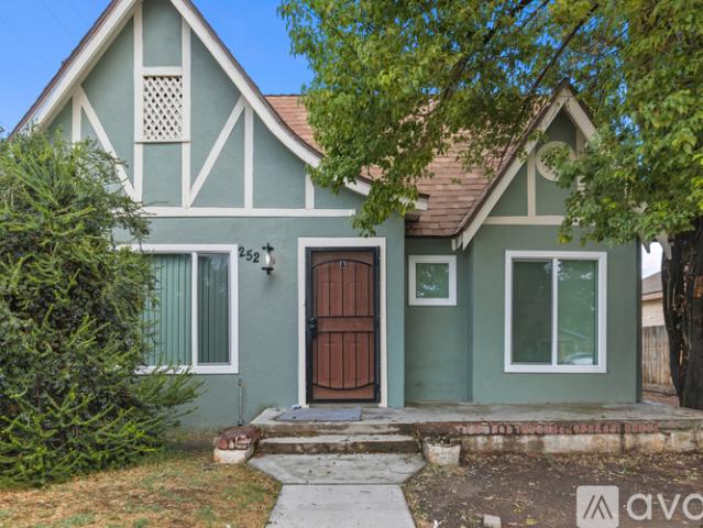 3 BR, 2 BA Apartment 252 S G St, Unit A, Exeter, CA 93221
