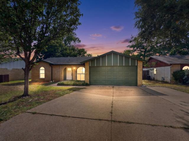 3 BR, 2 BA Apartment 2606 Hilldale Blvd, Arlington, TX 76016