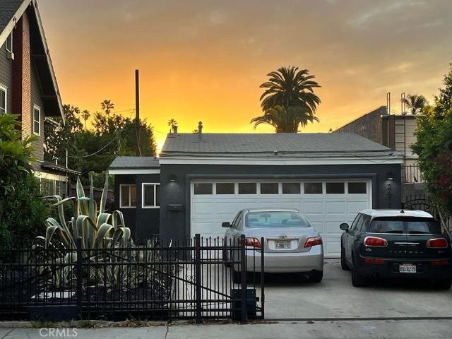 3 BR, 2 BA Apartment 2615 Van Buren Place, Los Angeles, CA 90007