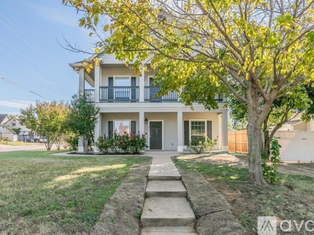 3 BR, 2 BA Apartment 2803 Frazier Ave, Fort Worth, TX 76110
