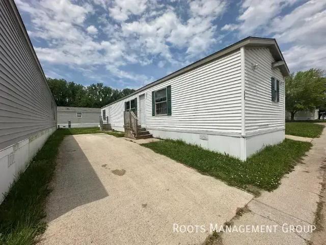 3 BR, 2 BA Apartment 2088 E. Empire Road #195, Benton Harbor, MI 49022