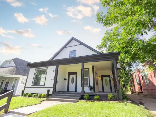 3 BR, 2 BA Apartment 2096 Linden Ave, Memphis, TN 38104