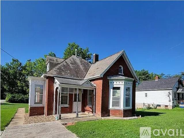 3 BR, 2 BA Apartment 216 E Walton St, Warrenton, MO 63383