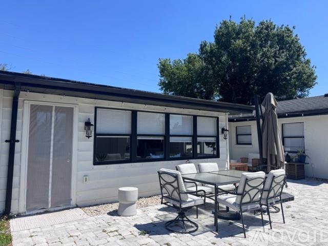 3 BR, 2 BA Apartment 2302 Hyde Park St, Sarasota, FL 34239
