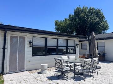 3 BR, 2 BA Apartment 2302 Hyde Park St, Sarasota, FL 34239