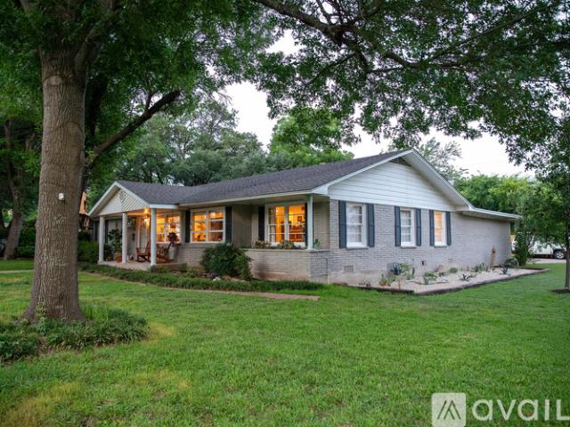 3 BR, 2 BA Apartment 2324 Lake Air Drive, Waco, TX 76710