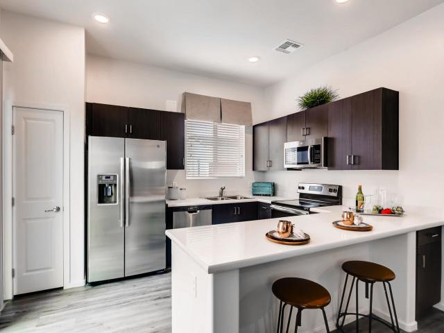 3 BR, 2 BA Apartment 3425 E Thomas Road Unit 1032, Mesa, AZ 85213
