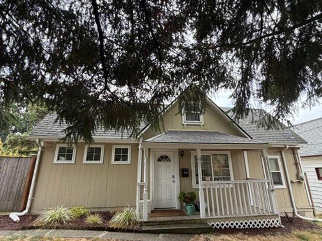 3 BR, 2 BA Apartment 3610 East B Street, Tacoma, WA 98404