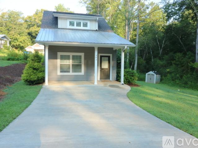 3 BR, 2 BA Apartment 383 E Woodland Dr, Walhalla, SC 29691