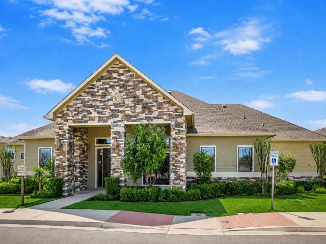 3 BR, 2 BA Apartment 303 N. Hyde Park Unit 0112, Cleburne, TX 76033
