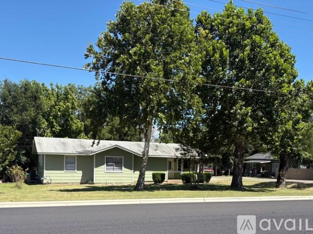 3 BR, 2 BA Apartment 300 North Burleson Street, Kyle, TX 78640