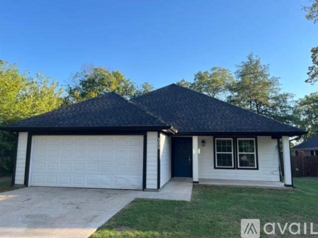 3 BR, 2 BA Apartment 305 W Houston St, Leonard, TX 75452