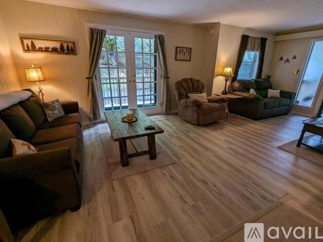 3 BR, 2 BA Apartment 305 Shields View Dr, Gatlinburg, TN 37738