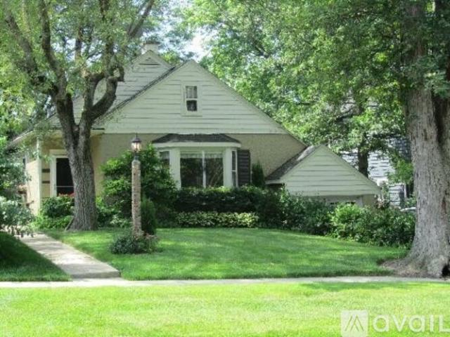 3 BR, 2 BA Apartment 327 Euclid Avenue, Highwood, IL 60040
