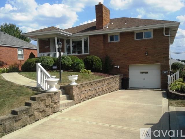 3 BR, 2 BA Apartment 327 Forest Drive, Pittsburgh, PA 15220