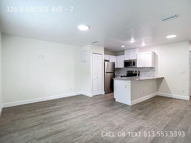 3 BR, 2 BA Apartment 326 S GROSSE AVE, TARPON SPRINGS, FL 34689