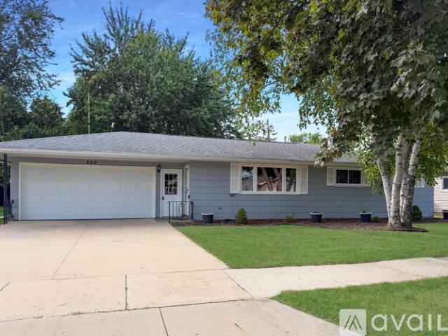 3 BR, 2 BA Apartment 440 Jerelyn Ct, Combined Locks, WI 54113