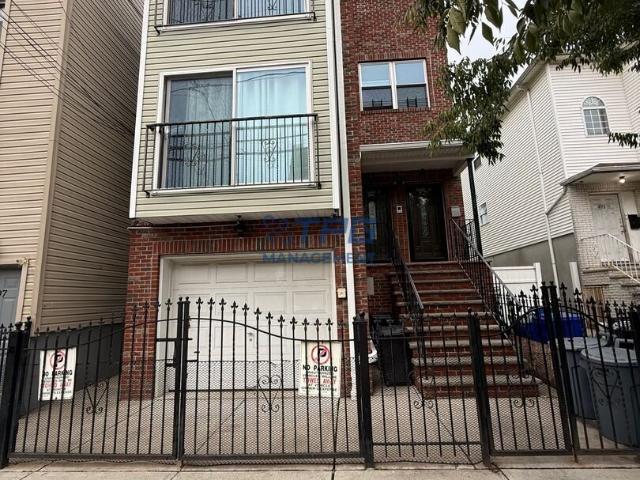 3 BR, 2 BA Apartment 495 South 18th Street, Newark, NJ 07103