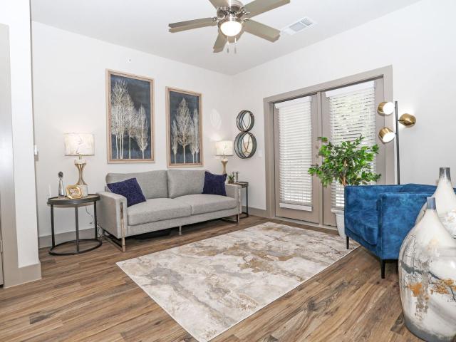 3 BR, 2 BA Apartment 400 South Beckley Avenue Unit 328, Dallas, TX 75203