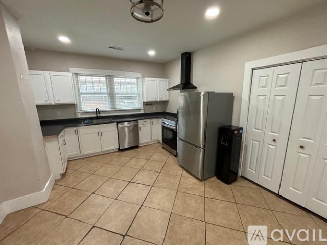 3 BR, 2 BA Apartment 402 W Mobile St, Florence, AL 35630