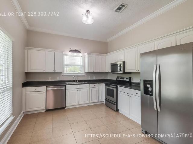 3 BR, 2 BA Apartment 410 Old Spanish Trl, Waveland, MS 39576