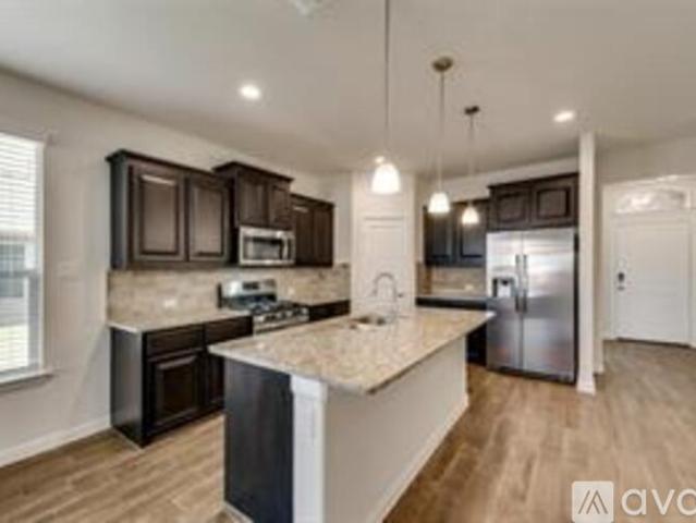 3 BR, 2 BA Apartment 415 Helm Ln, Azle, TX 76020
