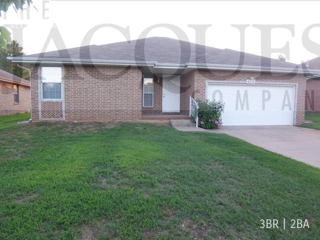 3 BR, 2 BA Apartment 4233 S. Roanoke Ave Springfield, MO 65810