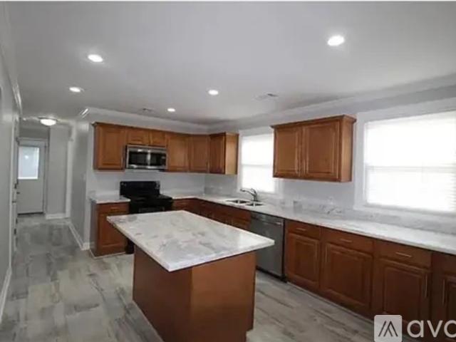 3 BR, 2 BA Apartment 5437 Vermillion Boulevard, New Orleans, LA 70122