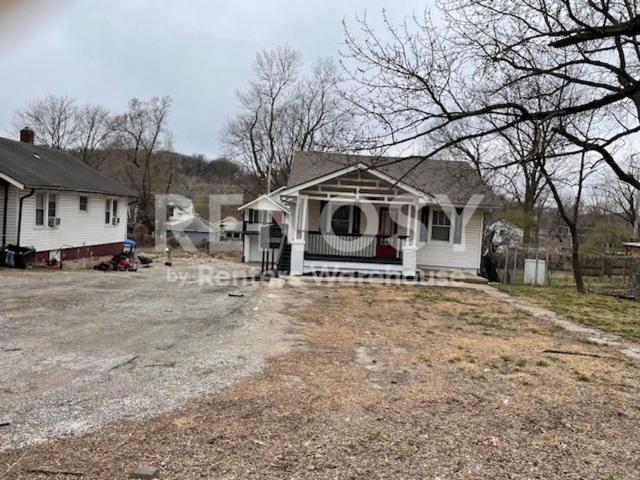 3 BR, 2 BA Apartment 576 S Oxford Ave, Independence, MO 64053