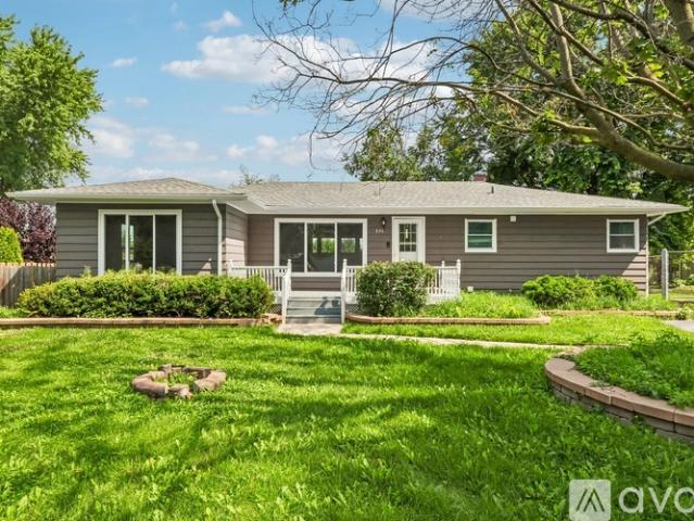 3 BR, 2 BA Apartment 521 Woodlyn Dr, Aurora, IL 60505