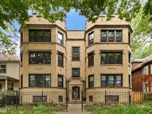 3 BR, 2 BA Apartment 6726 North Bosworth Ave, Chicago, IL 60626