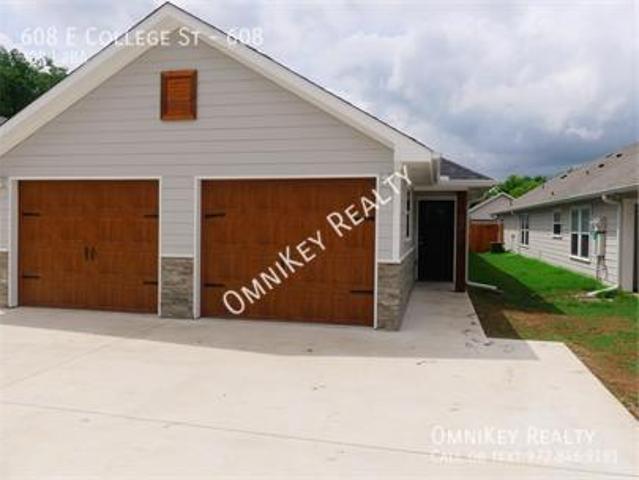 3 BR, 2 BA Apartment 608 E College St, Sherman, TX 75090