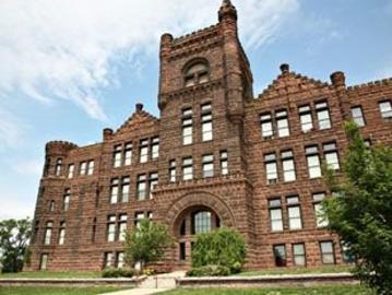 3 BR, 2 BA Apartment 610 13th St Sioux City, IA 51105