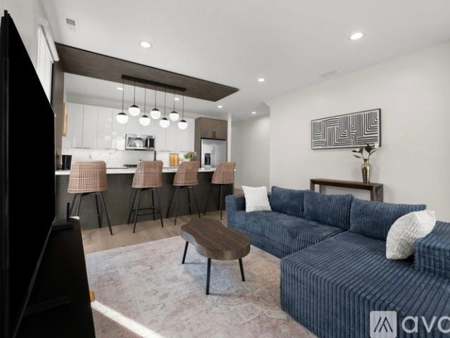 3 BR, 2 BA Apartment 6152 South Champlain Avenue, Unit 2, Chicago, IL 60637