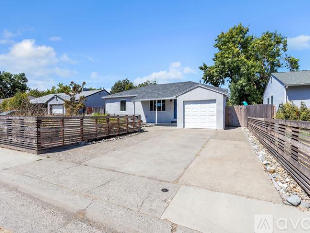 3 BR, 2 BA Apartment 6321 35th Ave, Sacramento, CA 95824