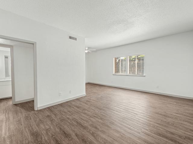 3 BR, 2 BA Apartment 740 W Spring Valley Rd Unit 209, Richardson, TX 75080